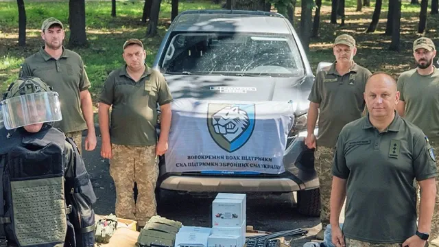 Військові ЗСУ з автівкою для розмінування