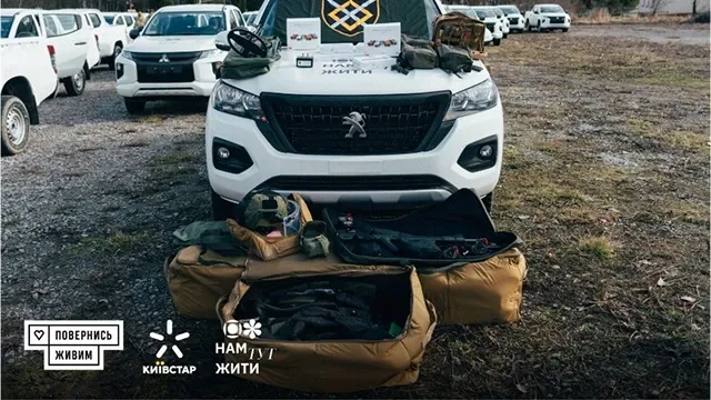 Снаряження саперів перед автівкою для ЗСУ