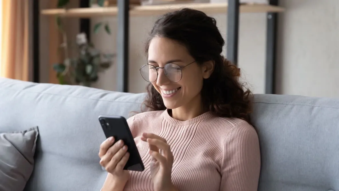 Користувачка підключає дзвінки через Wi-Fi